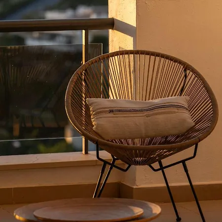 Serendipity Flat- Stunning Views And Serene Interior Apartment