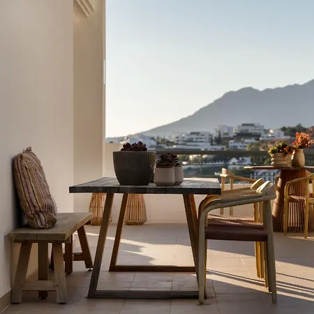Serendipity Flat- Stunning Views And Serene Interior Apartment