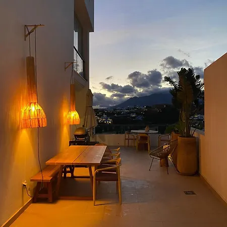 Serendipity Flat- Stunning Views And Serene Interior